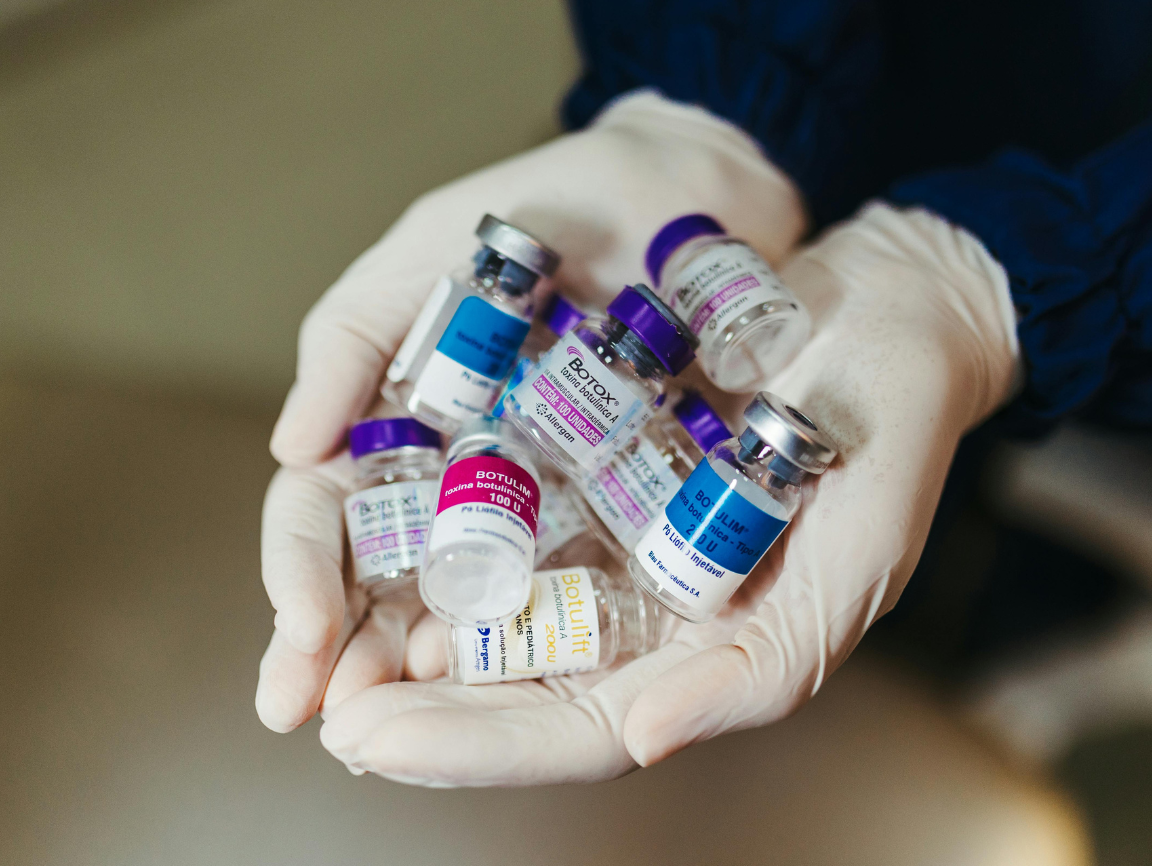 Médica analisa medicamentos refrigerados perdidos após interrupção prolongada de energia elétrica em consultório